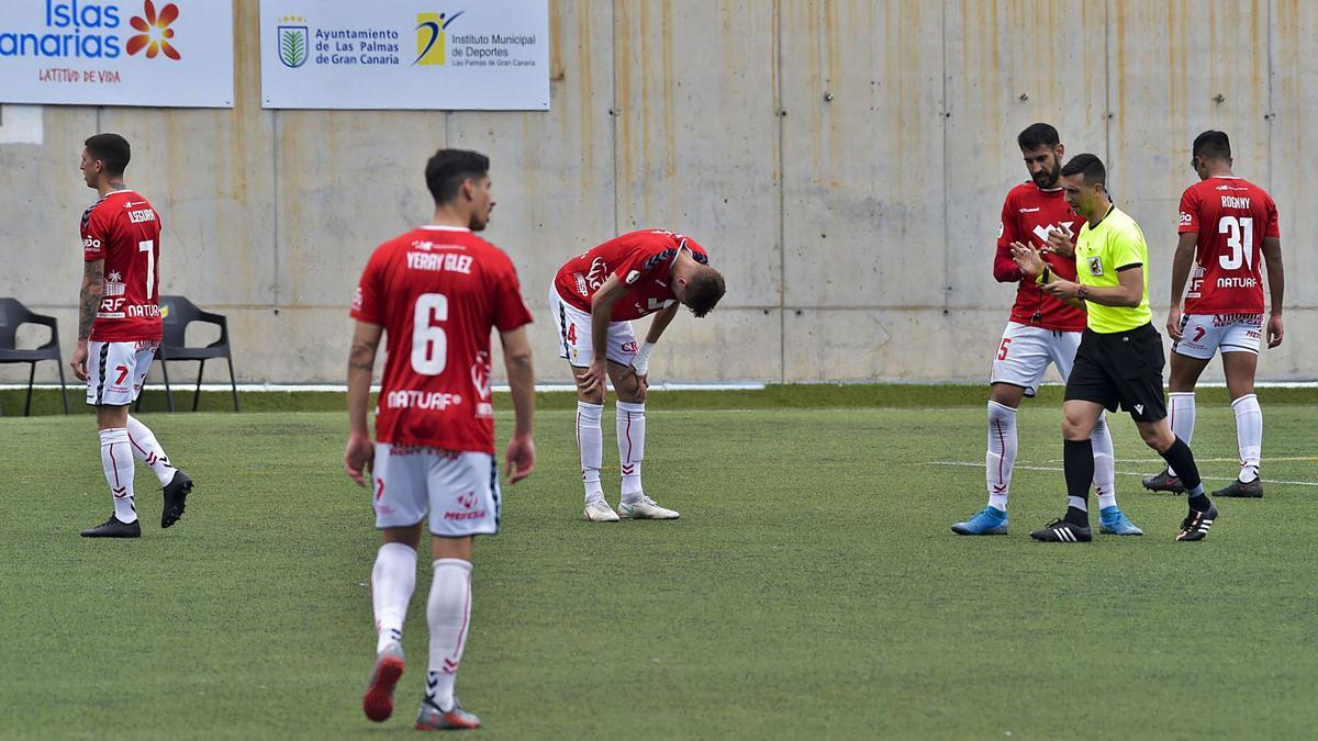 Caras largas entre los jugadores granas en los últimos minutos del partido de ayer ante el Tamaraceite.