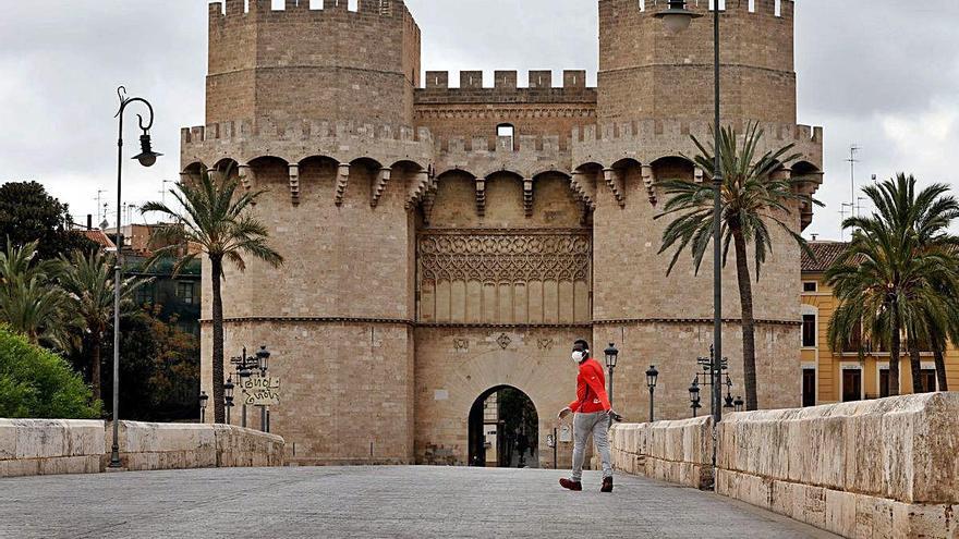 Un transeúnte, ayer cerca de las torres de Serranos.