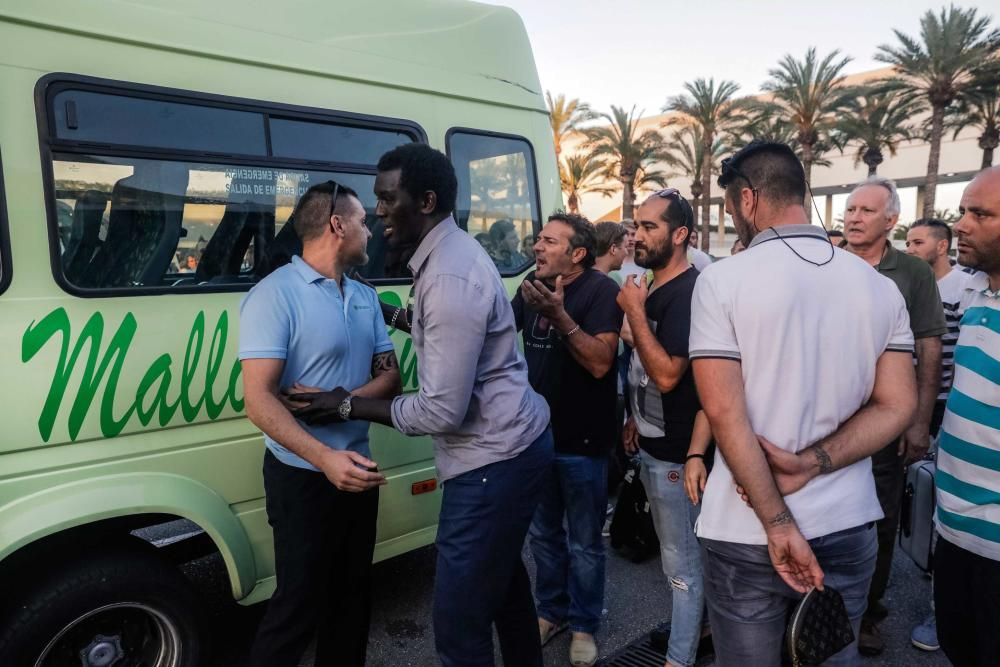 Los taxistas del aeropuerto suspenden sus servicios en protesta por la piratería