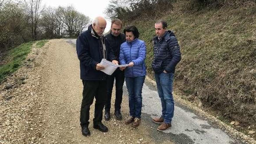 El director de Montes y la Consejera consultan el plano junto al regidor, José Antonio González Braña, y el teniente de alcalde, Javier Pérez.