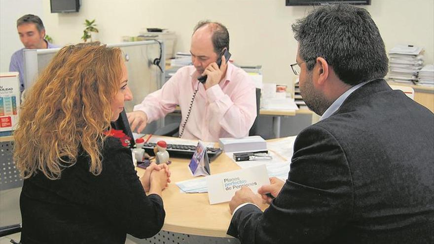 El fin de la burbuja y la precariedad laboral llevan el crédito a mínimos