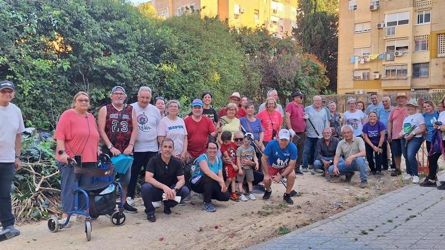 Vecinos de Pino Montano se unen para limpiar sus calles ante los problemas de "suciedad y mantenimiento": "De nuestras plazas no se encarga nadie"