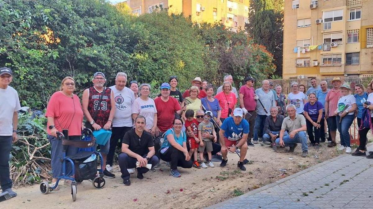 Grupo de vecinos congregados para la limpieza solidaria el pasado viernes