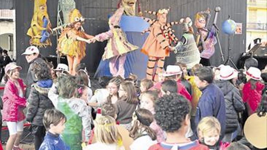 Más de 600 escolares inundan la plaza Major de color carnavalesco