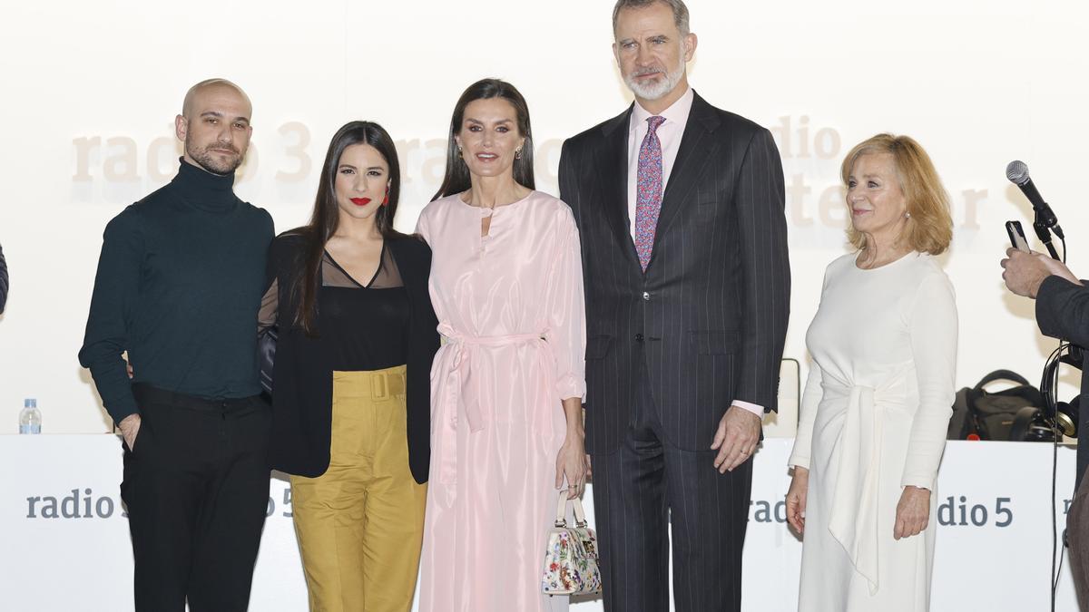 (2I-D) La artista Blanca Paloma, la Reina Letizia y el Rey Felipe posan durante la inauguración de la 42 ª Feria Internacional de Arte Contemporáneo-ARCOmadrid en Ifema, a 23 de febrero de 2023, en Madrid (España).