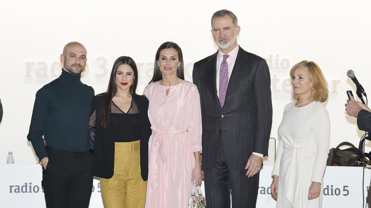La artista Blanca Paloma, la Reina Letizia y el Rey Felipe posan durante la inauguración de ARCO.
