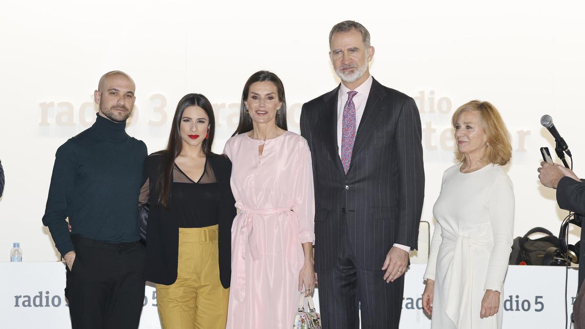 (2I-D) La artista Blanca Paloma, la Reina Letizia y el Rey Felipe posan durante la inauguración de la 42 ª Feria Internacional de Arte Contemporáneo-ARCOmadrid en Ifema, a 23 de febrero de 2023, en Madrid (España).