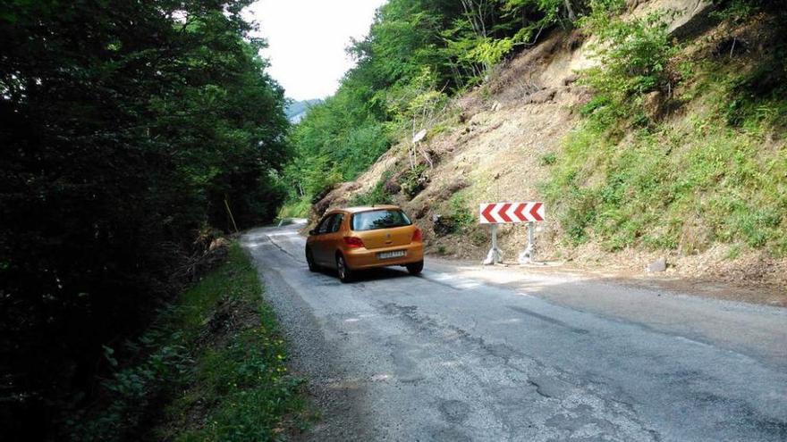 Desprendimiento de tierra en la carretera de Tarna.