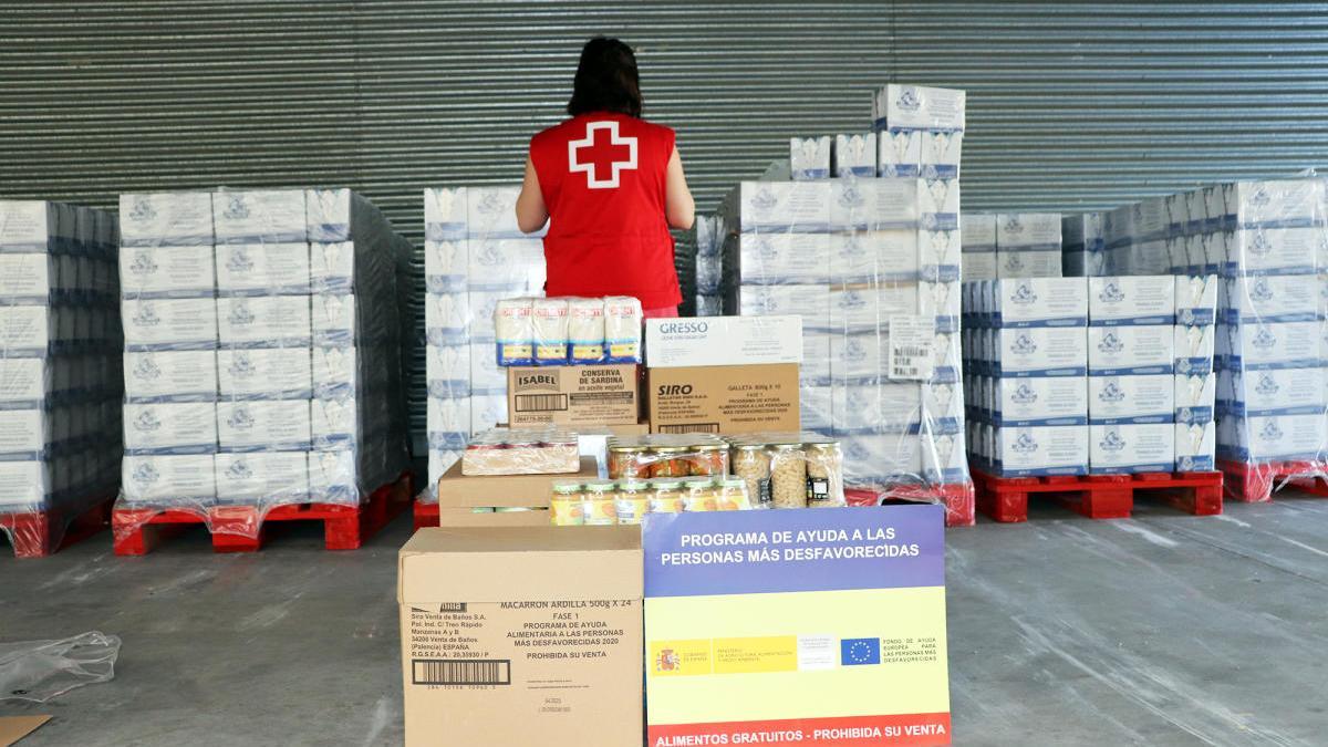 Una trabajadora de Cruz Roja, en el almacén.