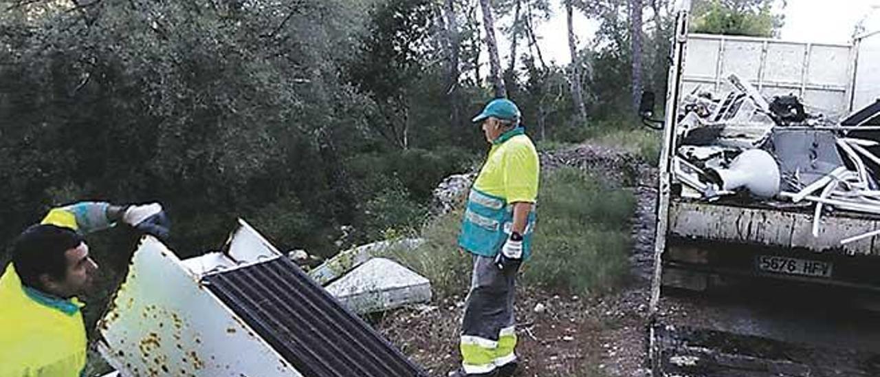 La brigada retira los residuos en la zona de Son Vila.