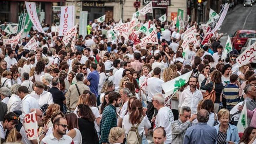 Los manifestantes convocados por las Ampas de los colegios concertados y los sindicatos FSIE, USO y UGT llenaron la Bandeja de la plaza de España en la tarde de ayer.