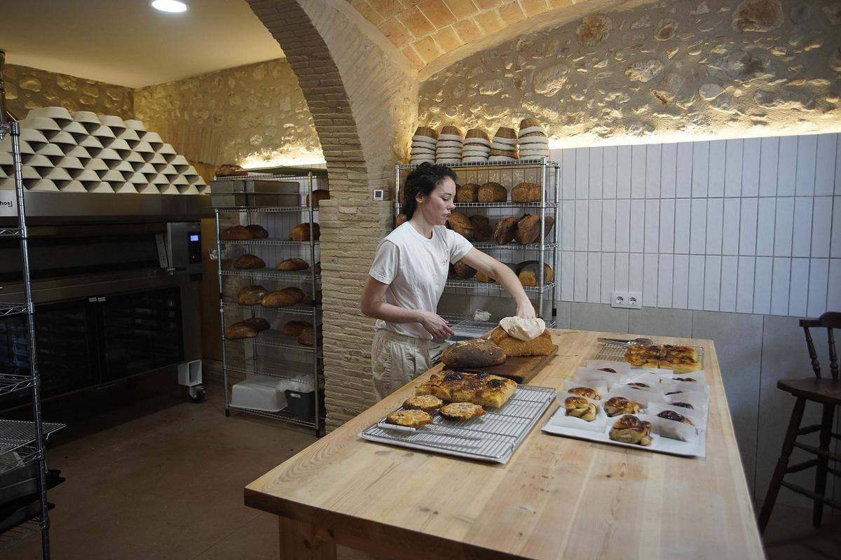 Agnès Julià, del forn de pa Lleva't a Avinyonet de Puigventós i les seves elaboracions Agnès Julià, del forn de pa Lleva't a Avinyonet de Puigventós i les seves elaboracions