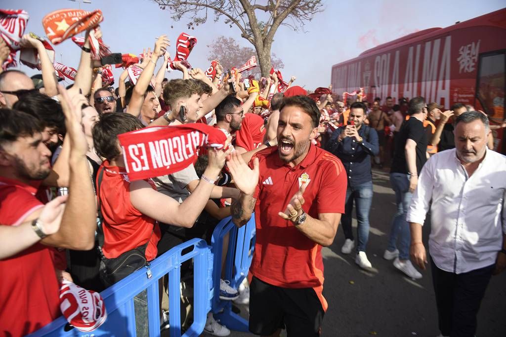Recibimiento de la afición al Real Murcia antes del partido ante el Nástic