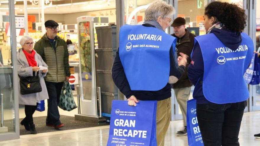 Dos voluntaris del Gran Recapte