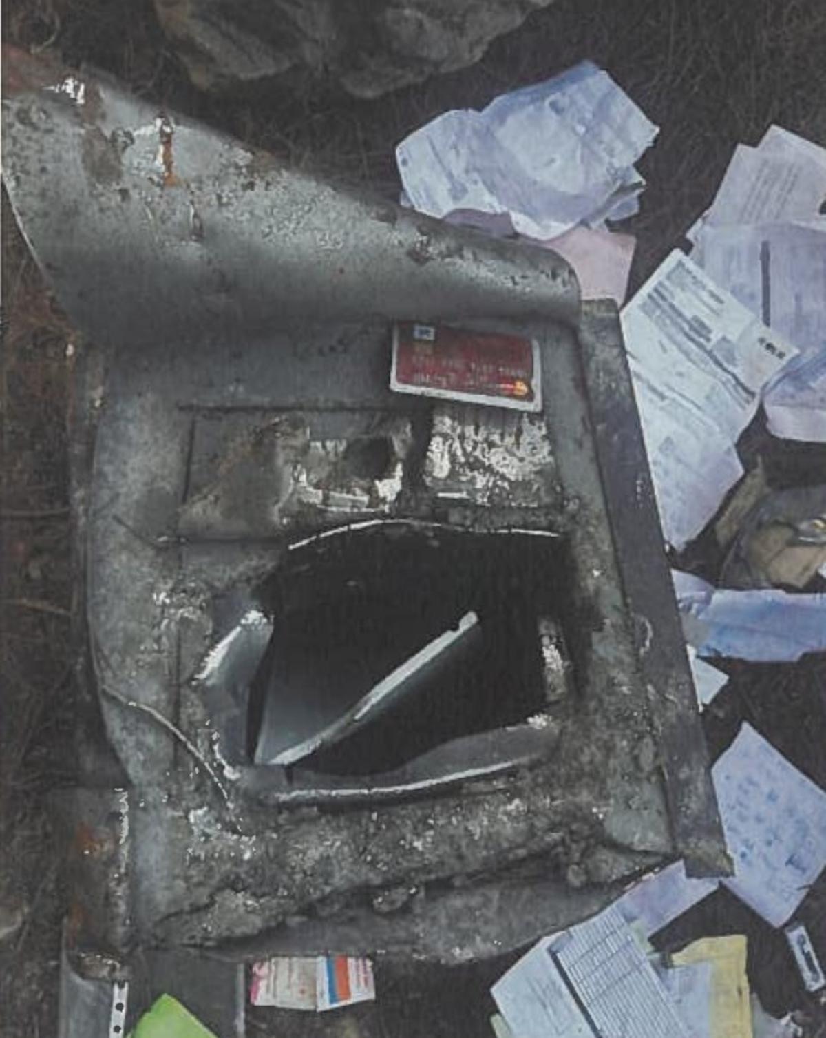 Caja fuerte reventada por los ladrones.