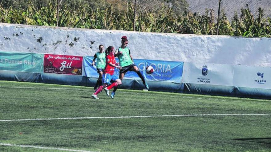 Astrid, autora del segundo gol, realiza un disparo, ayer, frente al Collerense.