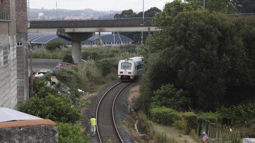 El tren que causó la muerte de junio, en vías de fácil acceso para los peatones. |  Germán Barreiros /R. A.