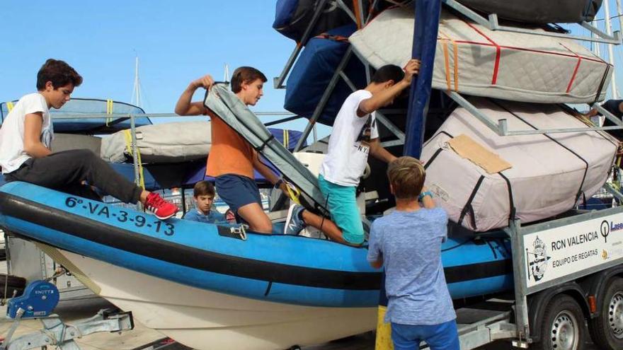 Un grupo de regatistas de Valencia prepara sus embarcaciones, ayer en la dársena del puerto vigués. // FdV