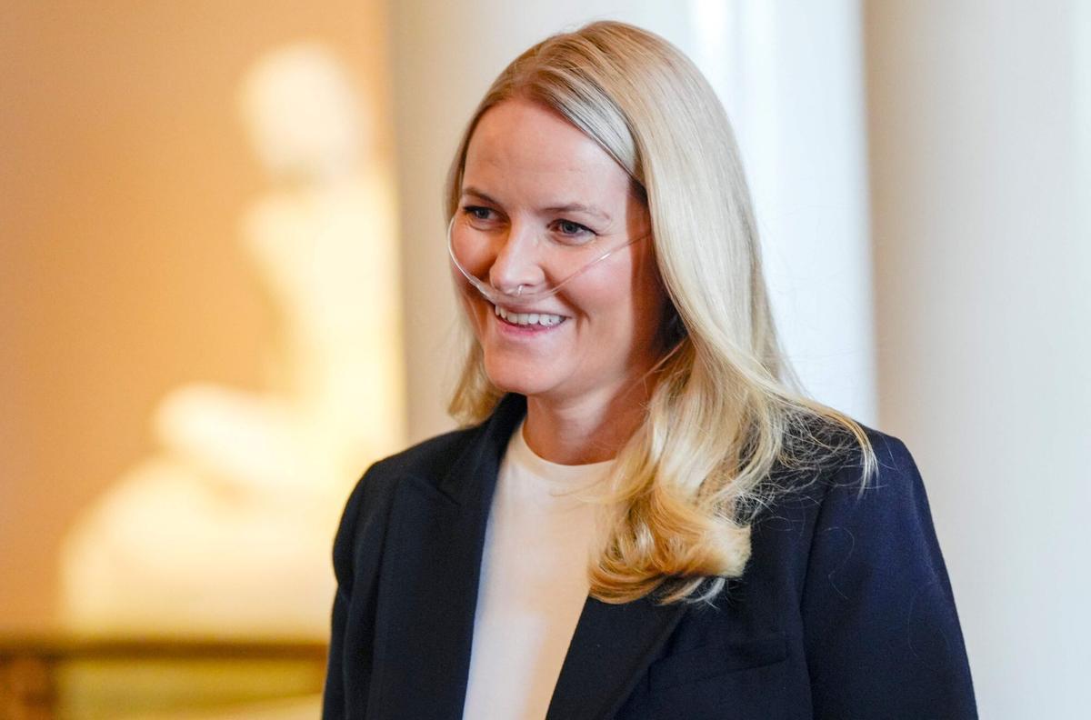La princesa heredera Mette-Marit de Noruega sonríe a su llegada a una recepción para los atletas noruegos que participaron en los Juegos Paralímpicos de Milán Cortina 2026, en el Palacio Real de Oslo, Noruega, el 10 de abril de 2026. La princesa heredera Mette-Marit de Noruega, que padece una enfermedad pulmonar incurable y cuya salud se ha deteriorado recientemente, ha sido incluida en la lista de espera para un trasplante de pulmón, según anunció el palacio real el 5 de junio de 2026.