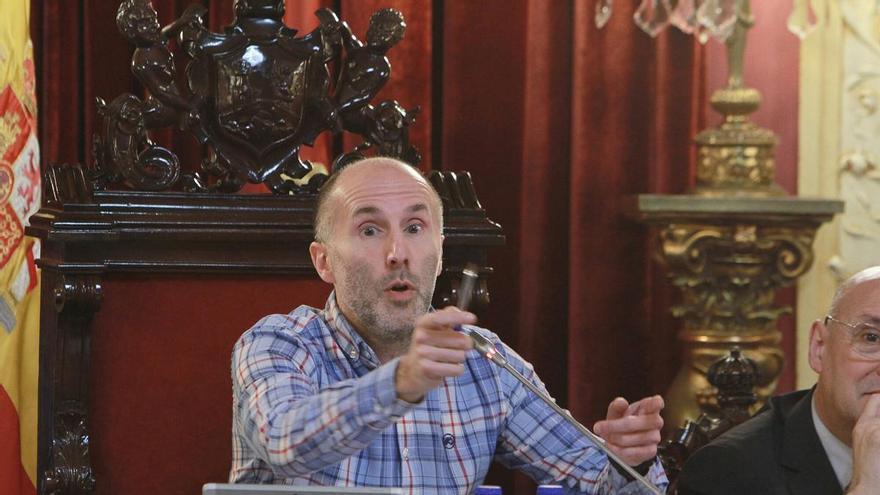 Jácome suspende a un bombero de Ourense por llamarlo «moroso cabrón»