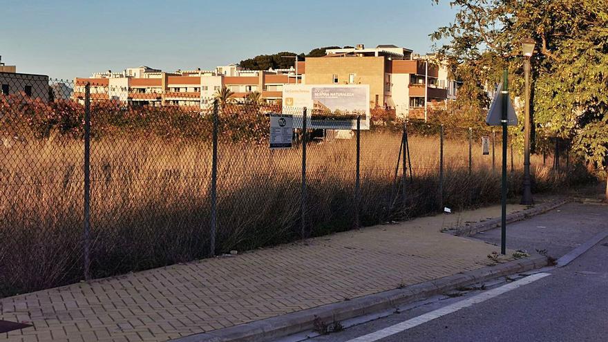 Parcela donde se instalará una estación de servicio, con las viviendas al fondo. | G.M.