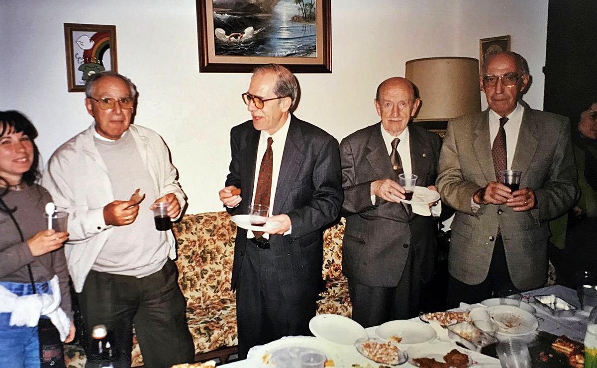 Históricos del Teléfono de la Esperanza en una Nochebuena en los 90: Santiago Martínez, Miguel Quijano, Carlos Linares y Salvador Rodríguez de Tembleque.