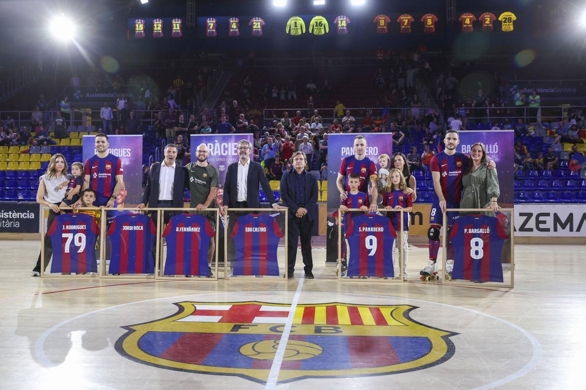 FC BARCELONA HOCKEY - CE NOIA FREIXENET. FOTO: Valenti Enrich. joao rodrigues . jordi roca . dani fernandez . edu castro . xavier barbany . sergi panadero . pau bargallo. barça. liga españa 2023/2024 barça . noia. play off . final. deportiva familia homenaje cuadro camiseta. palau blaugrana