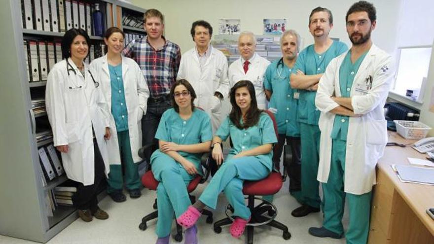 Lambert, cuarto por la derecha, de pie, junto a algunos miembros del área de cardiología del HUCA.