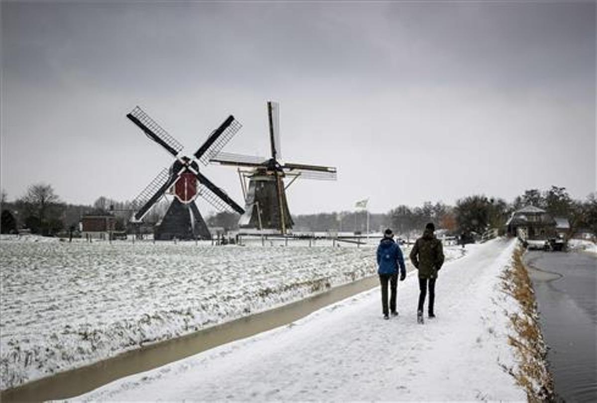 Países Bajos vive este domingo la primera tormenta de nieve en más de una década, bautizada como Darcy, que deja capas de nieve de hasta 30 centímetros de grosor.
