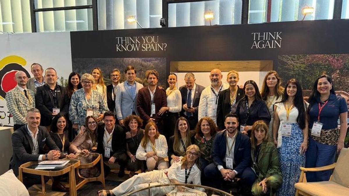 Imagen de representantes en la Feria Internacional de Turismo de Lujo en Brasil.