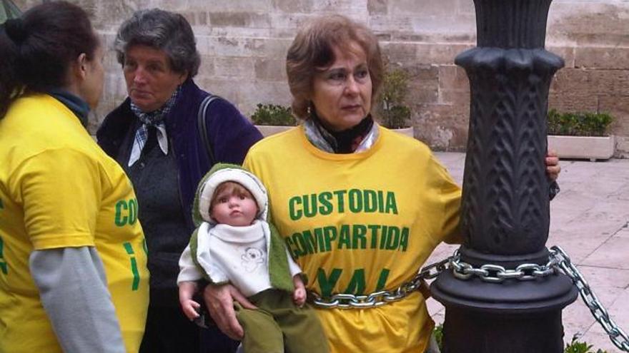 Varios miembros de la Asociación de Padres y Madres Separados se han encadenado esta mañana frente a Las Cortes valencianas para reclamar la custodia compartida.