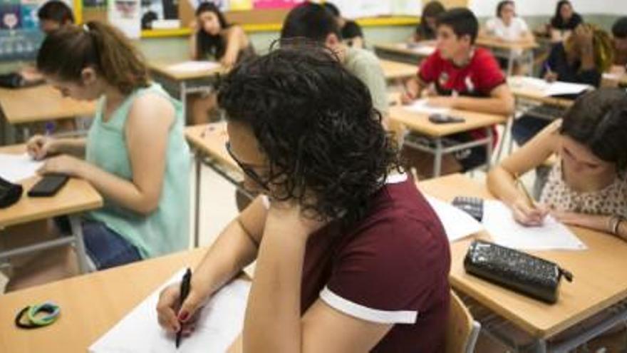 Alumnos de Secundaria en clase durante un examen