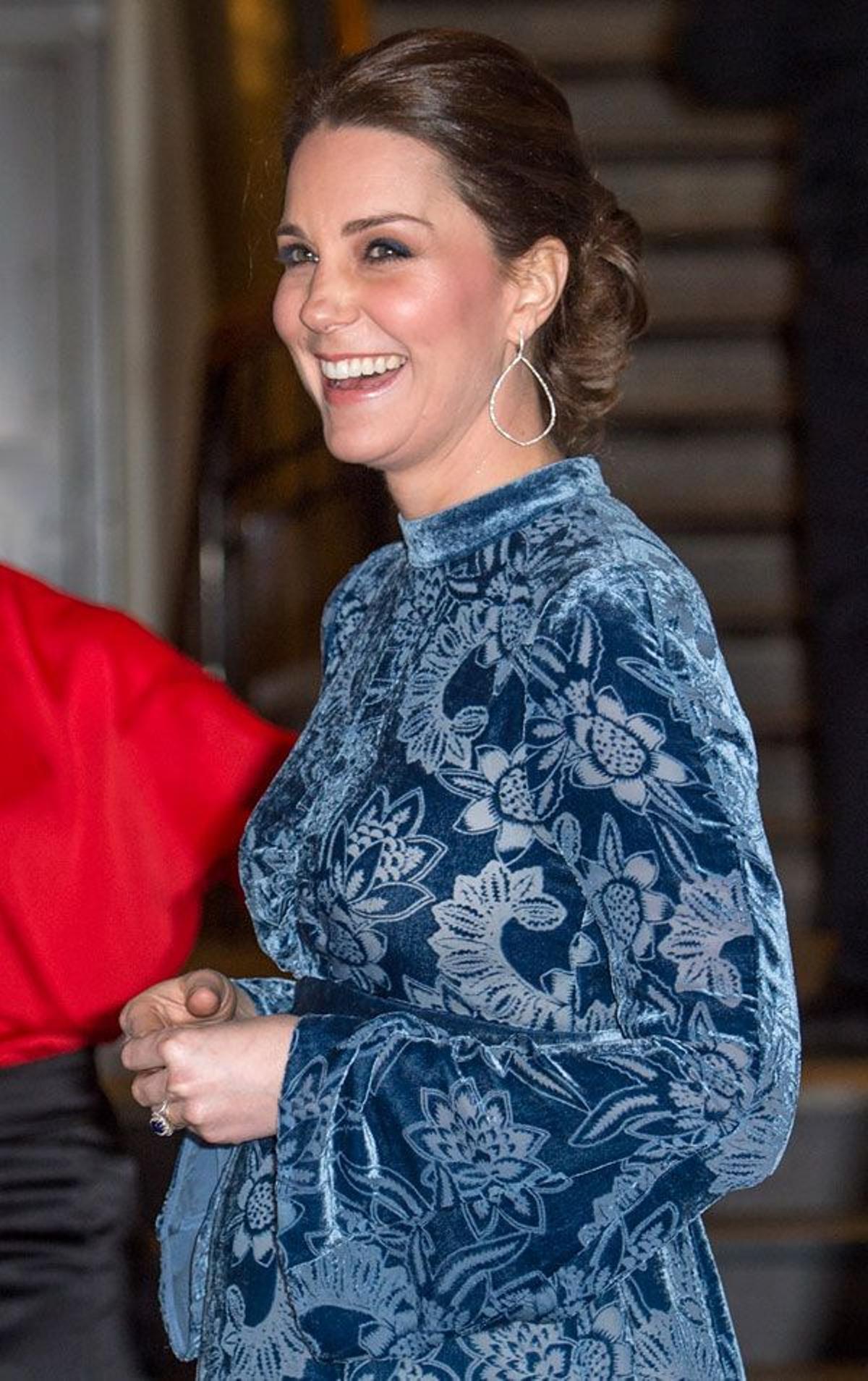 Kate Middleton durante su viaje a Suecia con vestido azul de terciopelo de Erdem