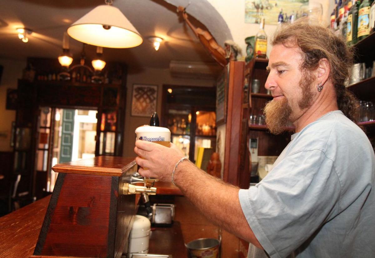 Ein Wirt serviert eine caña.