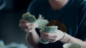 Este país regala dinero a sus ciudadanos