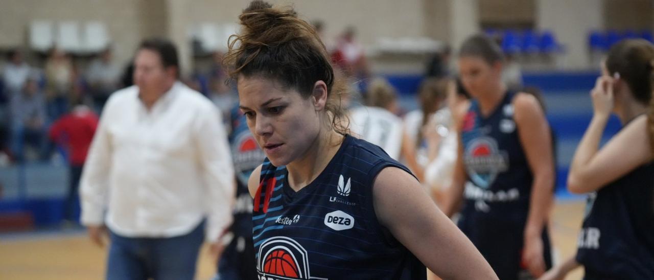 La jugadora del Milar Córdoba BF, Marcy Gonçalves, tras una derrota.