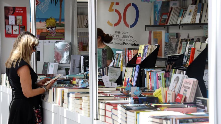 Con Málaga pide más inversión en la Feria del Libro y ayudas al sector