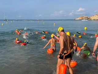 La décima edición de la Posidonia Race reúne a más de 50 nadadores en Cala d'Hort