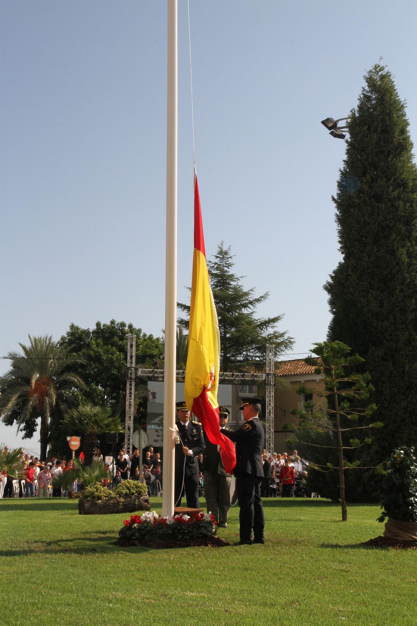 Nules iza la bandera más grande de la provincia en el Día de la Hispanidad