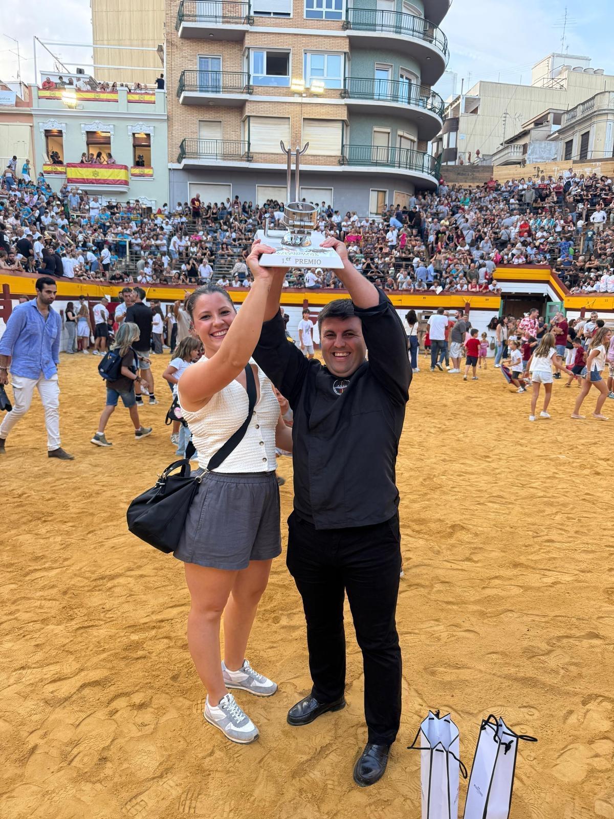 Javier, junto a su pareja, con el primer premio que le permitía pasar a la fase final.