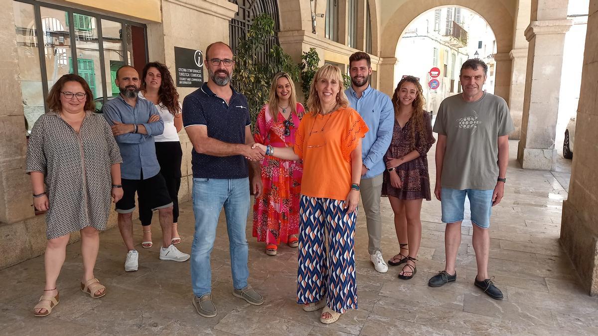 Jaume Monserrat y Catalina Soler escenifican el acuerdo de gobernabilidad junto al resto de regidores del PP y El Pi.