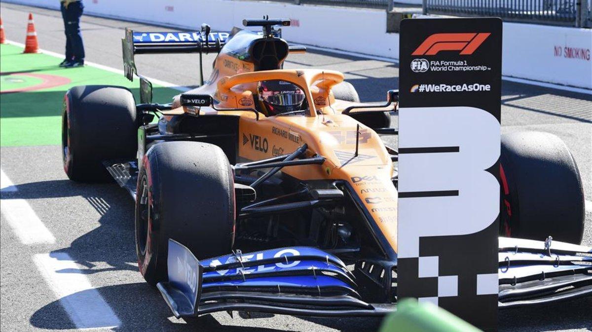 El McLaren de Sainz al lado del cartel de tercer clasificado