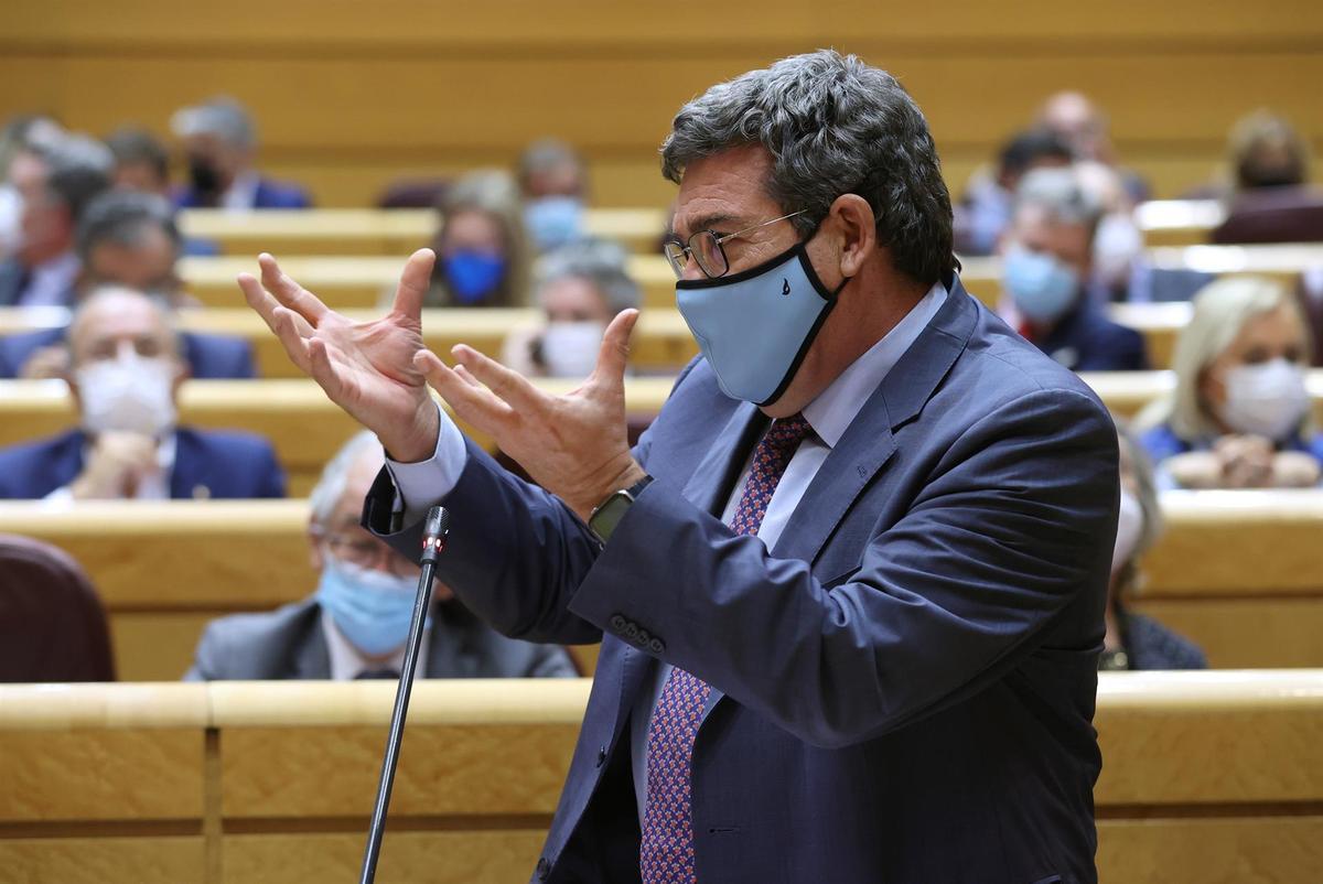 El ministro de Inclusión, José Luis Escrivá, durante la sesión de control esta semana en el Senado