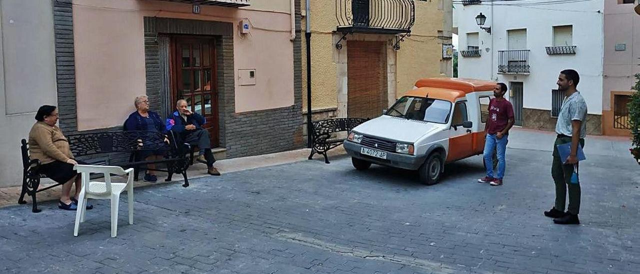 El alcalde de Alfafara, Toni Cloquell (segundo por la derecha), conversa con unos vecinos de la localidad el pasado jueves.