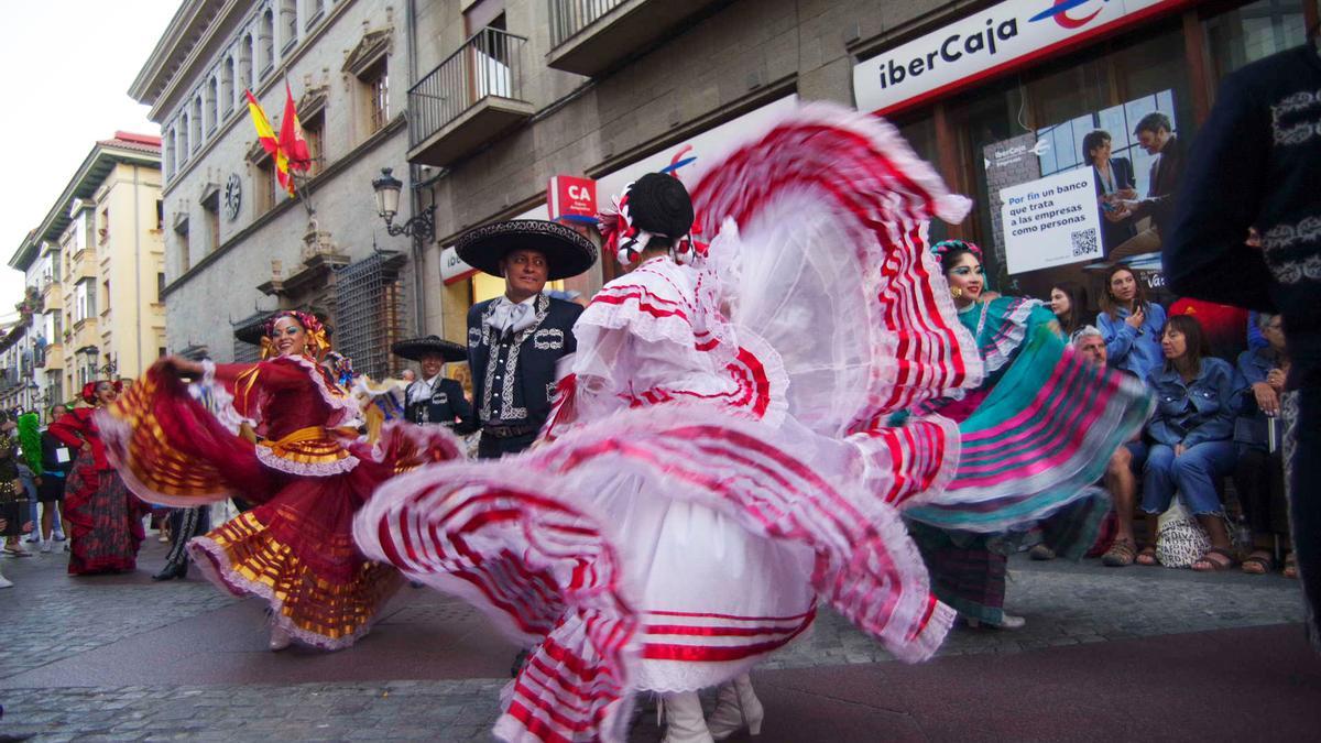 En el desfile final, que no se pudo celebrar en 2021 por la pandemia, han participado este domingo los 16 grupos llegados en esta edición de once países.