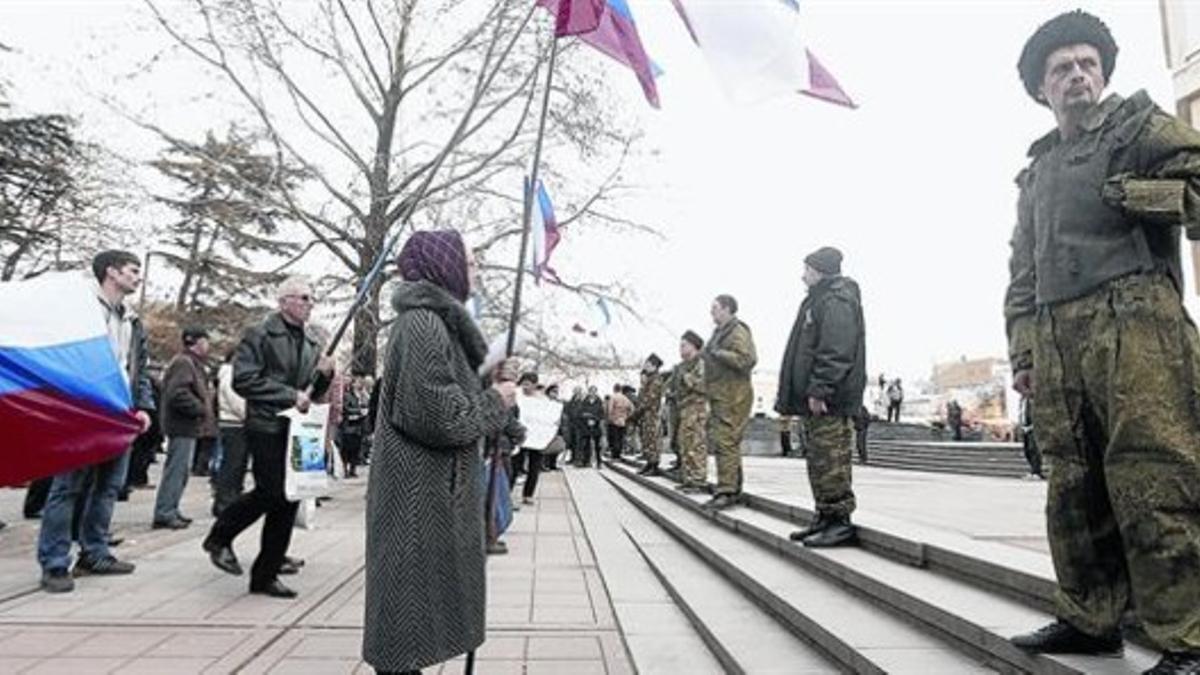 Manifestantes prorrusos en Simferopol, ayer.