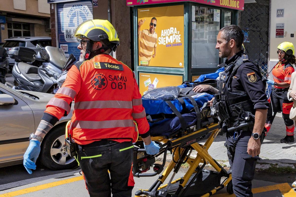 Angustioso rescate de un operario atrapado durante tres horas en el hueco de un ascensor en Palma