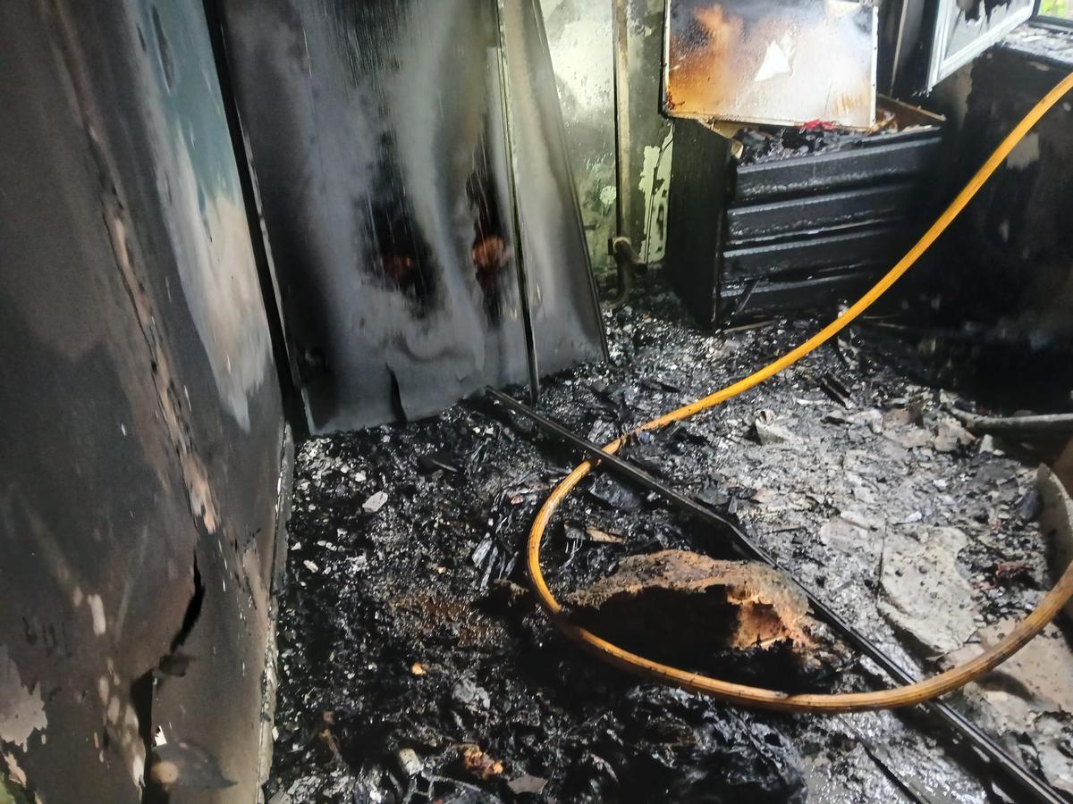 Una menor, evacuada al hospital tras un incendio en una casa unifamiliar de Oleiros.