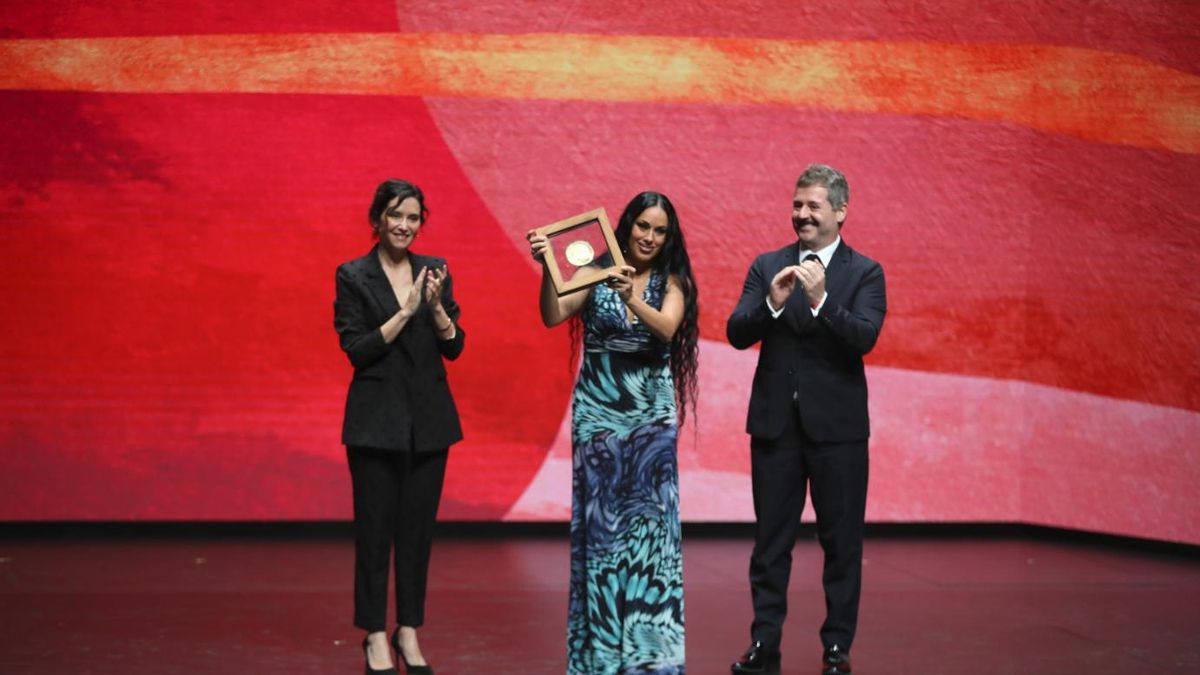 Emoción con el reconocimiento al Dúo Dinámico y frialdad con el de Marisa Paredes en los Premios de Cultura de la Comunidad de Madrid