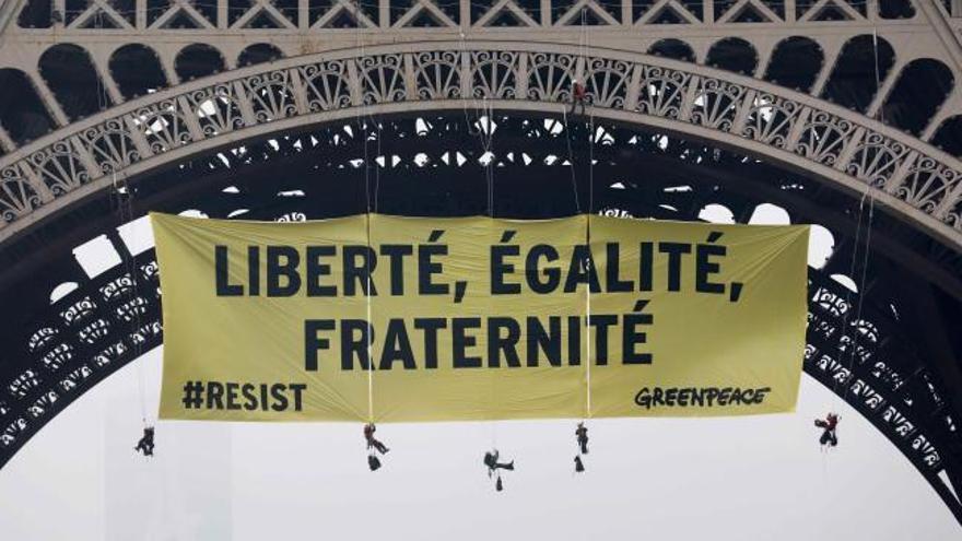 Greenpeace cuelga una pancarta contra Le Pen en al Torre Eiffel